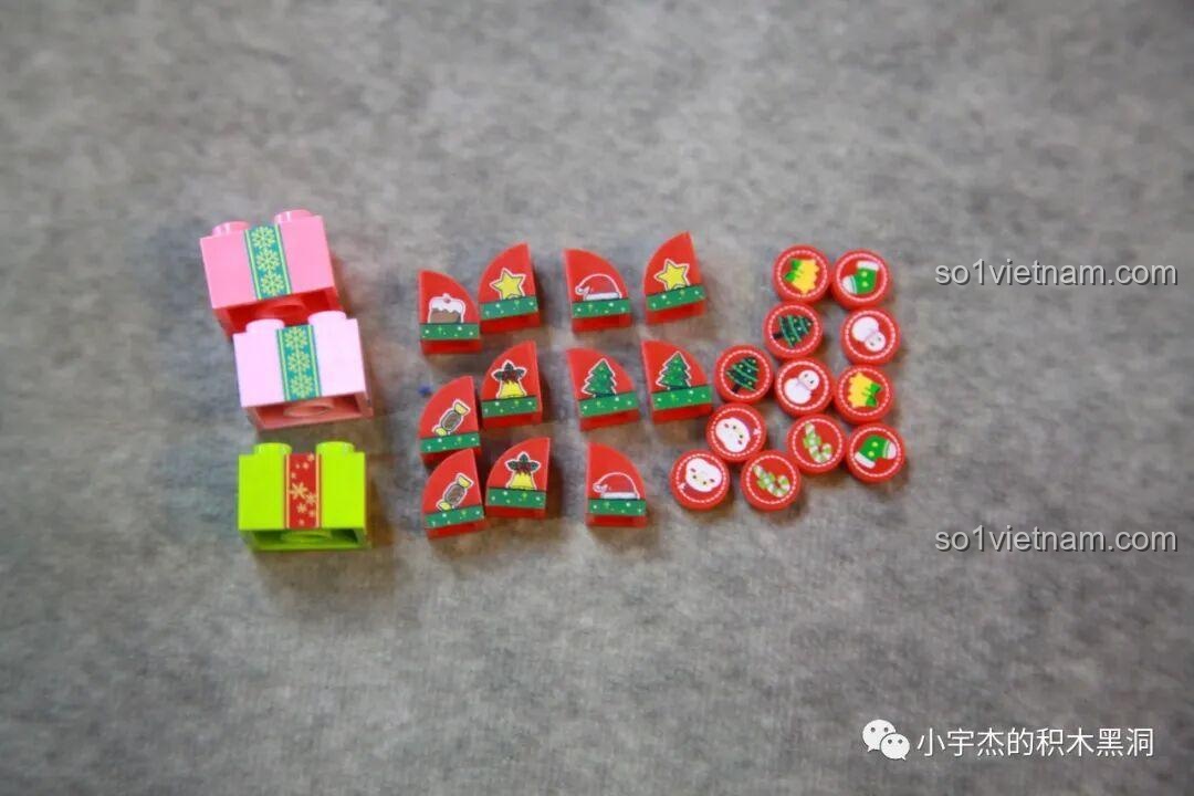 Các túi mảnh ghép nhỏ bên trong túi số 6 của bộ Cây Thông Giáng Sinh Nhạc Hội SEMBO 605025, với nhiều mảnh màu nâu và trắng.