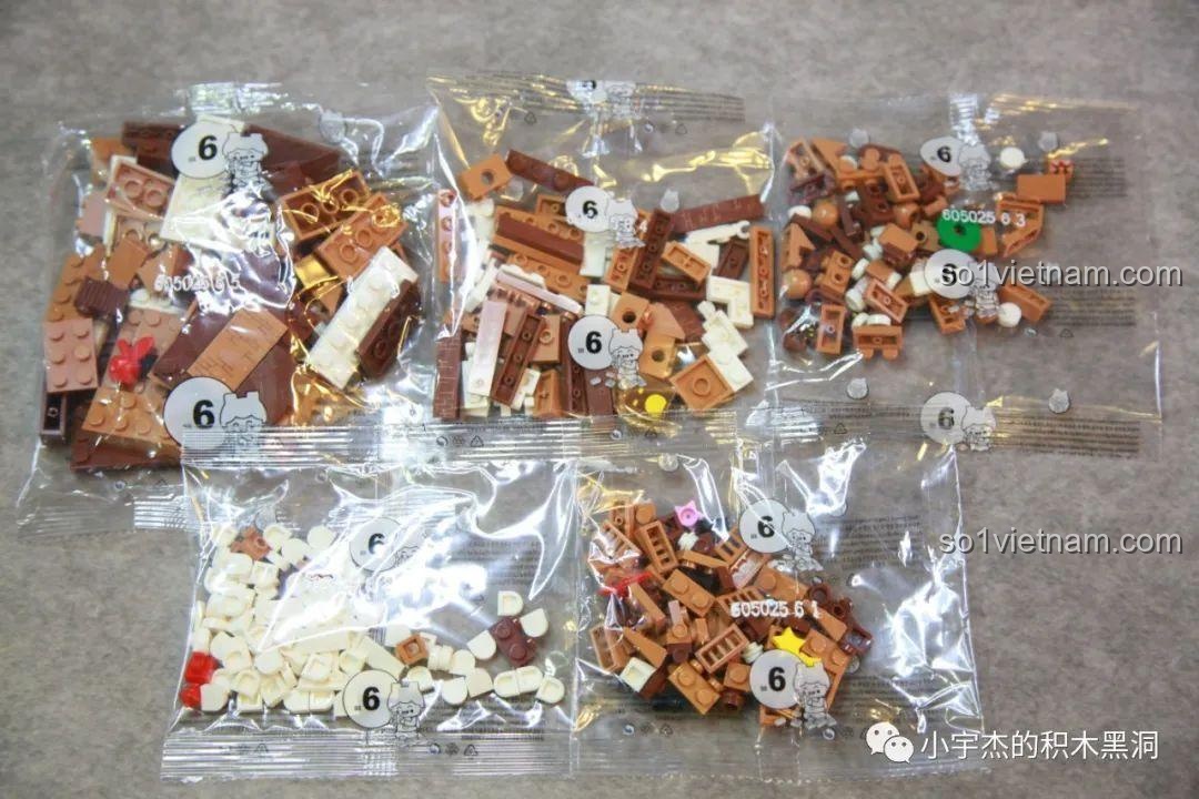 Các túi mảnh ghép nhỏ bên trong túi số 7 của bộ Cây Thông Giáng Sinh Nhạc Hội SEMBO 605025, với nhiều mảnh xanh lá trong suốt.