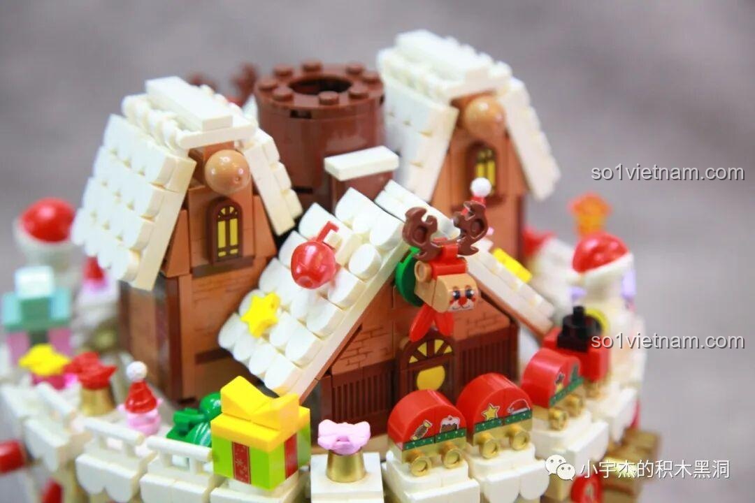 Các cành cây thông đã được trang trí với quà, kẹo gậy, chuông và các chi tiết Giáng Sinh khác của bộ SEMBO 605025.