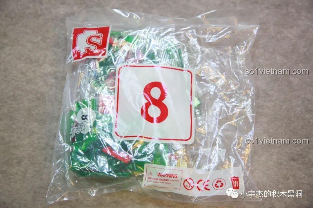 Cây Thông Giáng Sinh Nhạc Hội SEMBO 605025 đã hoàn thành, nhìn từ một góc nghiêng, với các chi tiết trang trí và đế xoay.