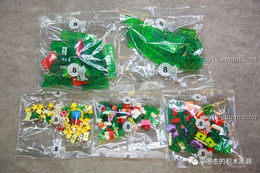 Cây Thông Giáng Sinh Nhạc Hội SEMBO 605025 đã hoàn thành, nhìn trực diện, với các chi tiết trang trí và đế xoay độc đáo.