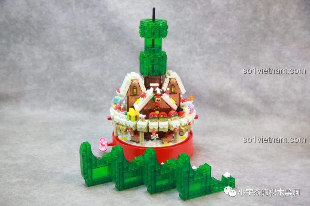 Cây thông của bộ Cây Thông Giáng Sinh Nhạc Hội SEMBO 605025 đã được lắp ráp một phần, với các cành cây và chi tiết trang trí.