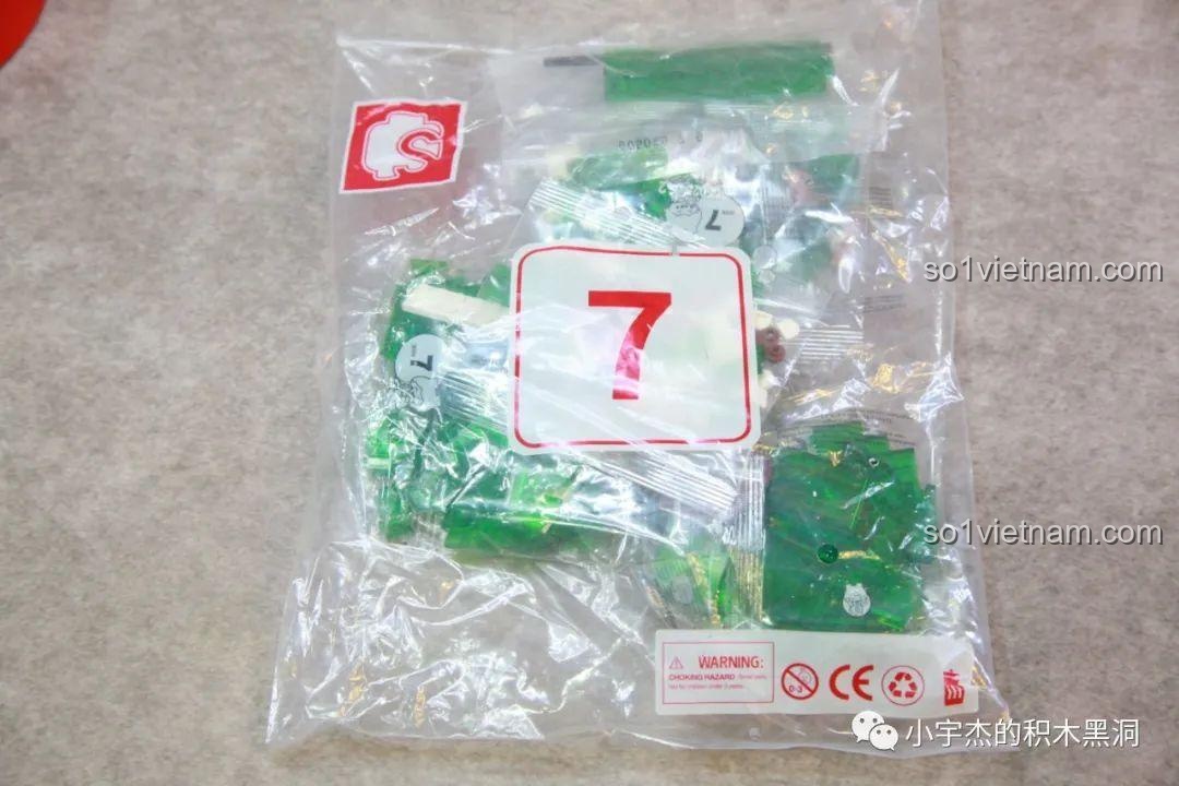 Cận cảnh các ngôi nhà bánh gừng và chi tiết trang trí trên đế xoay của bộ Cây Thông Giáng Sinh Nhạc Hội SEMBO 605025, rất tỉ mỉ.