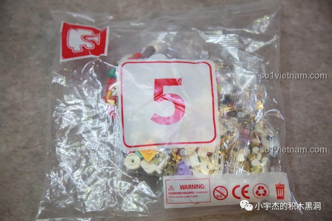 Cận cảnh người tuyết, xe lửa và quà tặng trên đế xoay của bộ Cây Thông Giáng Sinh Nhạc Hội SEMBO 605025, rất đáng yêu.