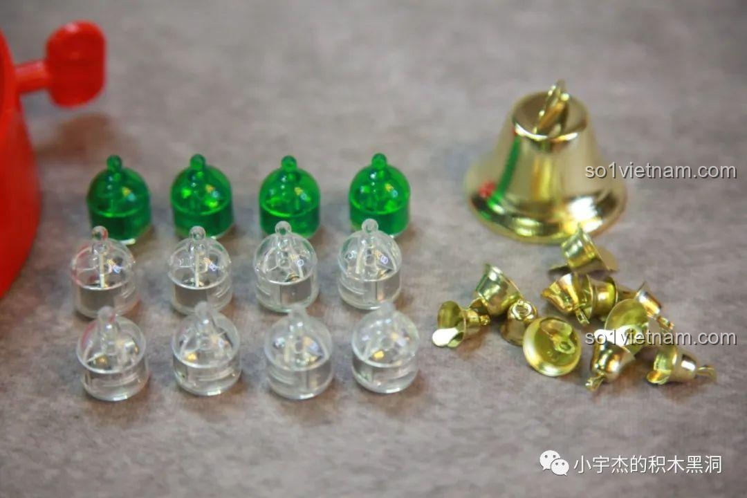 Cận cảnh các mảnh ghép phát sáng trong suốt và chuông kim loại của bộ Cây Thông Giáng Sinh Nhạc Hội SEMBO 605025, chất lượng cao.