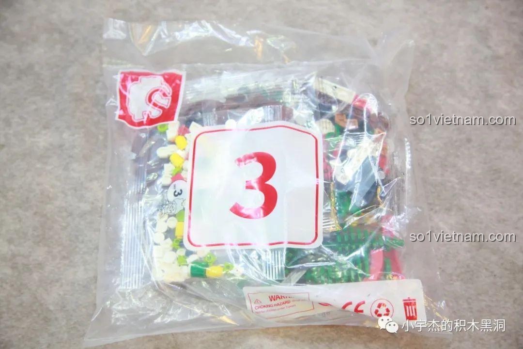 Phần đế của bộ Cây Thông Giáng Sinh Nhạc Hội SEMBO 605025 đã hoàn thành một phần, với các chi tiết trang trí và hàng rào.