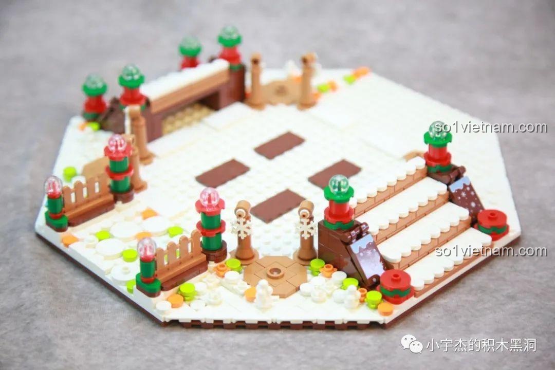 Phần đế của bộ Cây Thông Giáng Sinh Nhạc Hội SEMBO 605025 đã có thêm các cây thông nhỏ và chi tiết trang trí, tạo không khí Giáng Sinh.