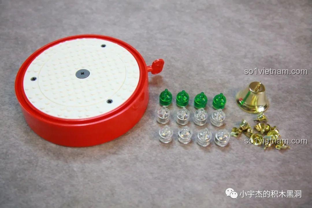 Đế xoay nhạc lớn, các mảnh ghép phát sáng trong suốt và chuông kim loại nhỏ xinh của bộ Cây Thông Giáng Sinh Nhạc Hội SEMBO 605025.