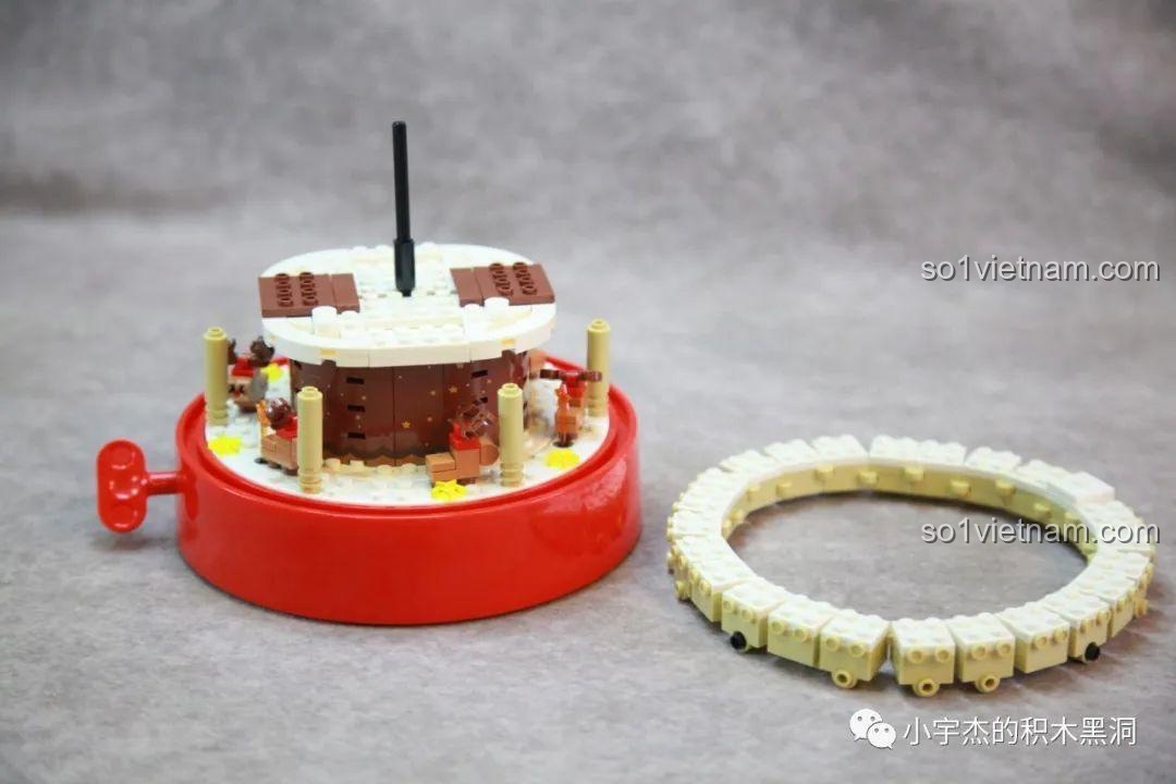 Phần đế xoay của bộ Cây Thông Giáng Sinh Nhạc Hội SEMBO 605025 đã được trang trí thêm nhiều quà tặng và chi tiết Giáng Sinh.