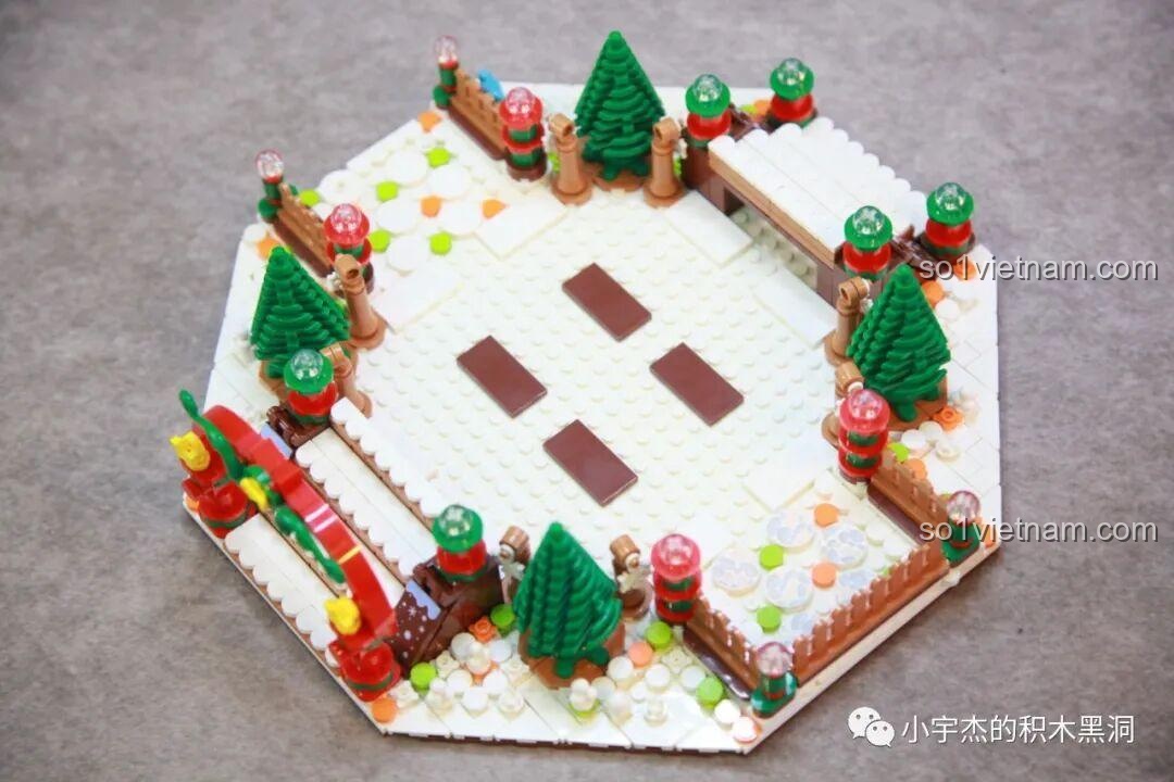 Phần đế xoay của bộ Cây Thông Giáng Sinh Nhạc Hội SEMBO 605025 đã có thêm những chú tuần lộc nhỏ xinh, tạo hiệu ứng chuyển động.