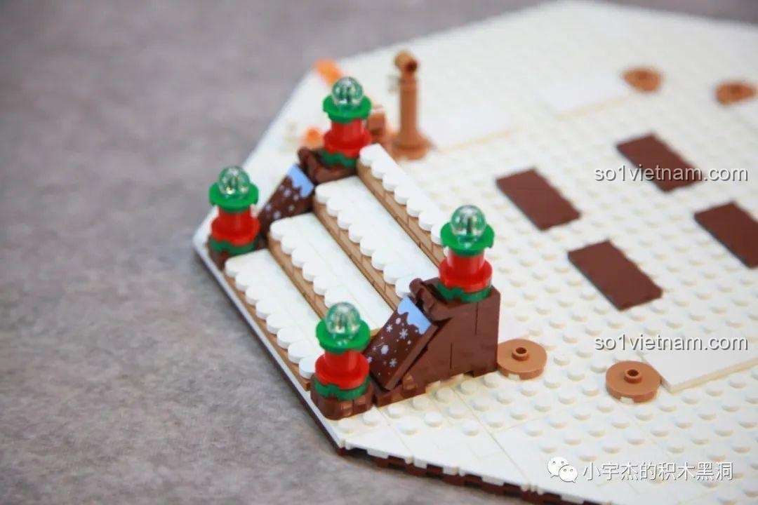 Một góc của phần đế bộ Cây Thông Giáng Sinh Nhạc Hội SEMBO 605025 đã hoàn thành, với các chi tiết trang trí và mảnh ghép phát sáng.