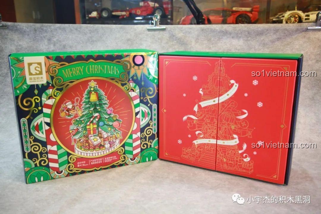 Hai hộp nhỏ màu đỏ tươi tắn bên trong hộp lớn của bộ lắp ráp Cây Thông Giáng Sinh Nhạc Hội SEMBO 605025, in hình cây thông cách điệu.