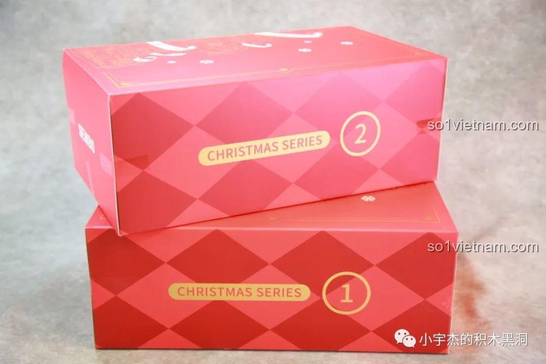 Hai hộp nhỏ của bộ lắp ráp Cây Thông Giáng Sinh Nhạc Hội SEMBO 605025 được đánh số 1 và 2, giúp phân loại mảnh ghép dễ dàng.