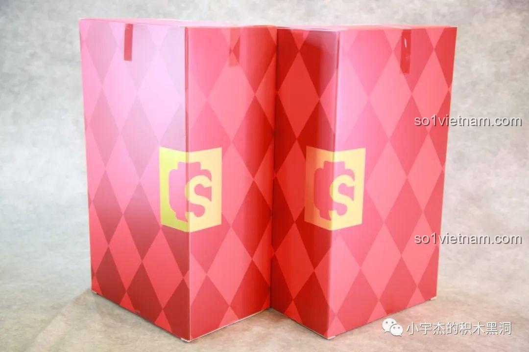 Hai hộp nhỏ của bộ lắp ráp Cây Thông Giáng Sinh Nhạc Hội SEMBO 605025 được đặt đứng, cho thấy thiết kế hình khối chắc chắn.