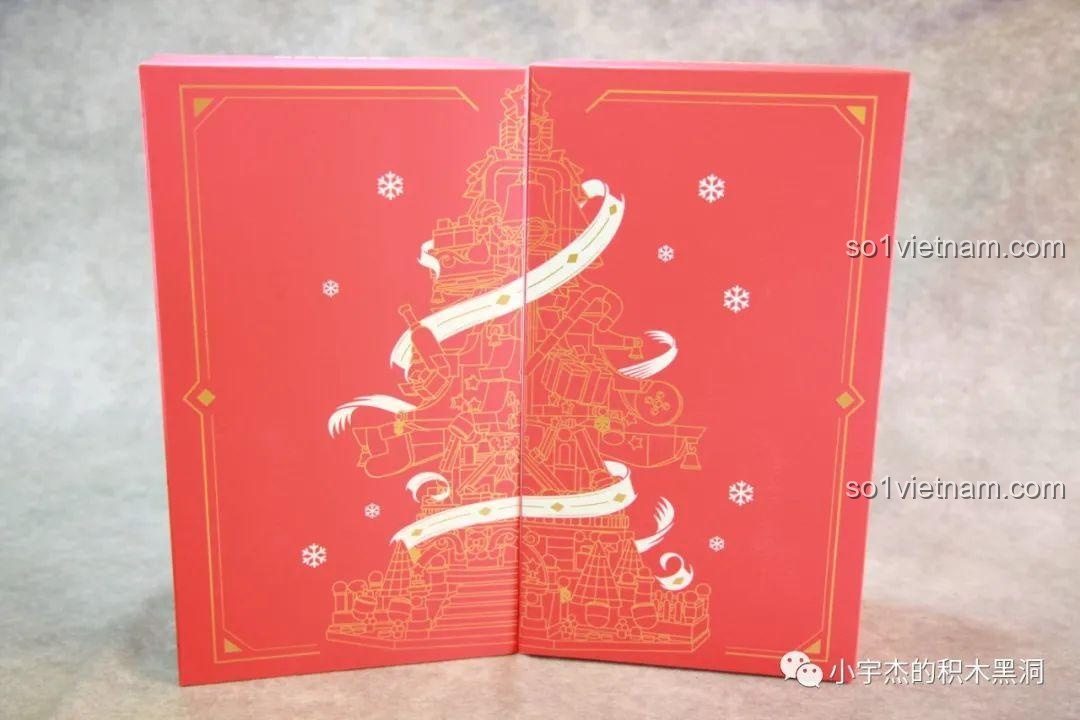 Hai hộp nhỏ bên trong bộ lắp ráp Cây Thông Giáng Sinh Nhạc Hội SEMBO 605025 được mở ra, hé lộ hình ảnh cây thông Giáng Sinh.