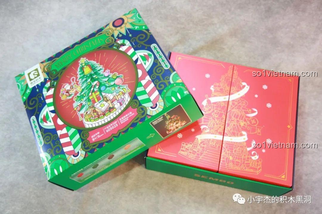 Góc nhìn nghiêng của hai hộp nhỏ bên trong bộ lắp ráp Cây Thông Giáng Sinh Nhạc Hội SEMBO 605025, thể hiện sự sắp xếp gọn gàng.