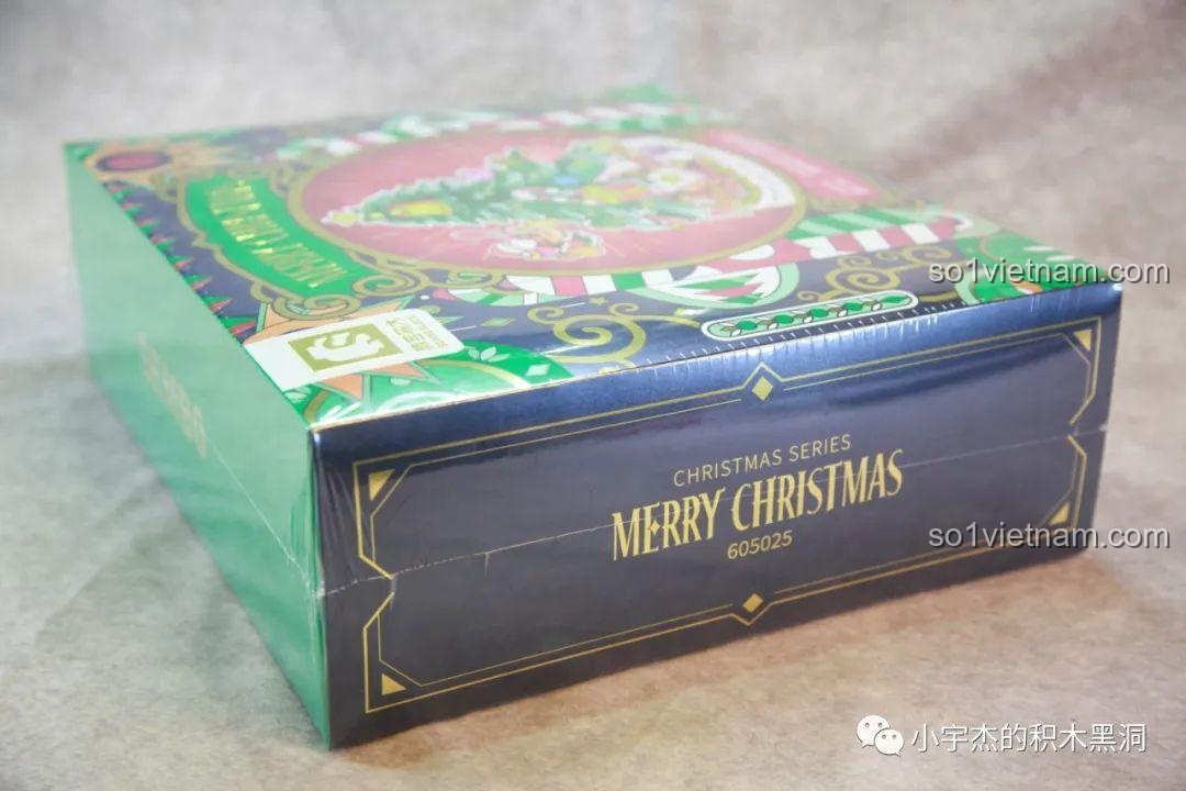 Hộp sản phẩm Cây Thông Giáng Sinh Nhạc Hội SEMBO 605025 được phủ một lớp màng bảo vệ, giữ cho hộp luôn mới và đẹp, phù hợp làm quà.