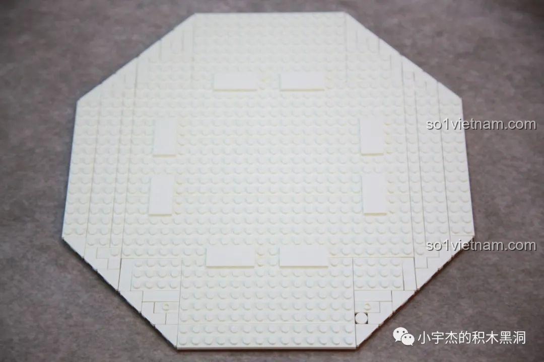 Phần đế ban đầu của bộ lắp ráp Cây Thông Giáng Sinh Nhạc Hội SEMBO 605025 đang được xây dựng, tạo hình bát giác.