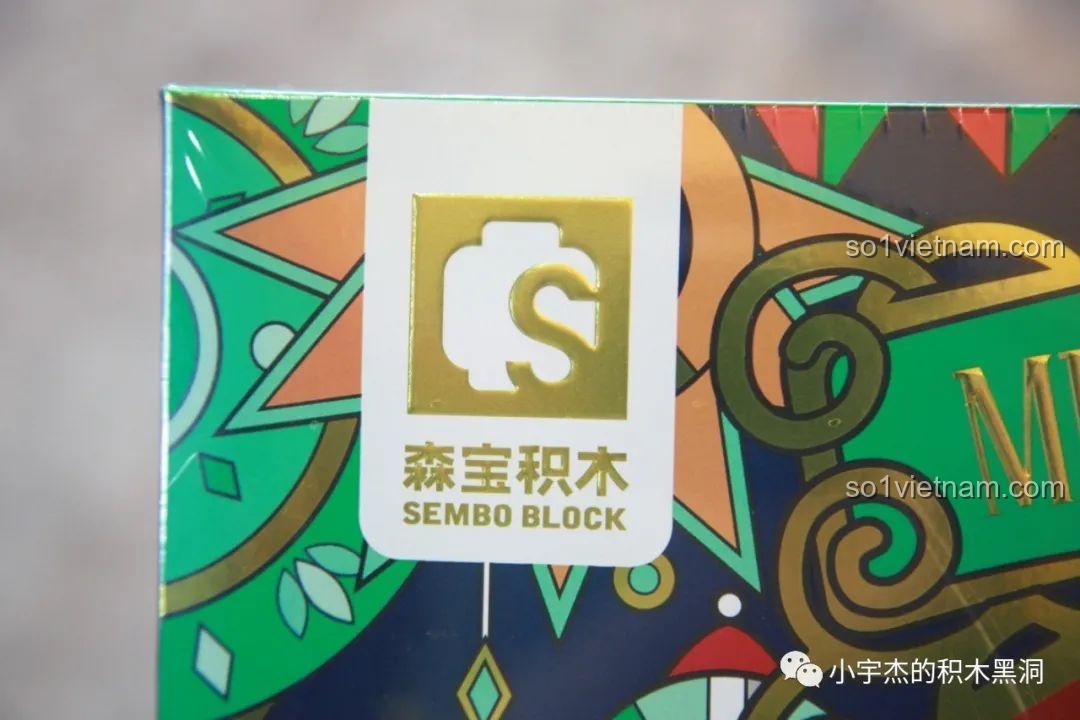 Chi tiết logo SEMBO được in dập nổi mạ vàng trên hộp bộ lắp ráp Cây Thông Giáng Sinh Nhạc Hội SEMBO 605025, thể hiện sự cao cấp.