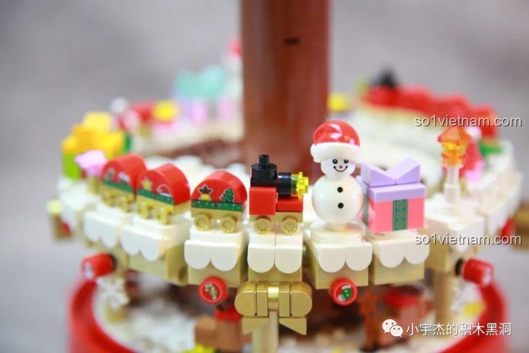 Một mảnh ghép độc đáo không thường thấy trong các bộ lắp ráp khác, của bộ Cây Thông Giáng Sinh Nhạc Hội SEMBO 605025.