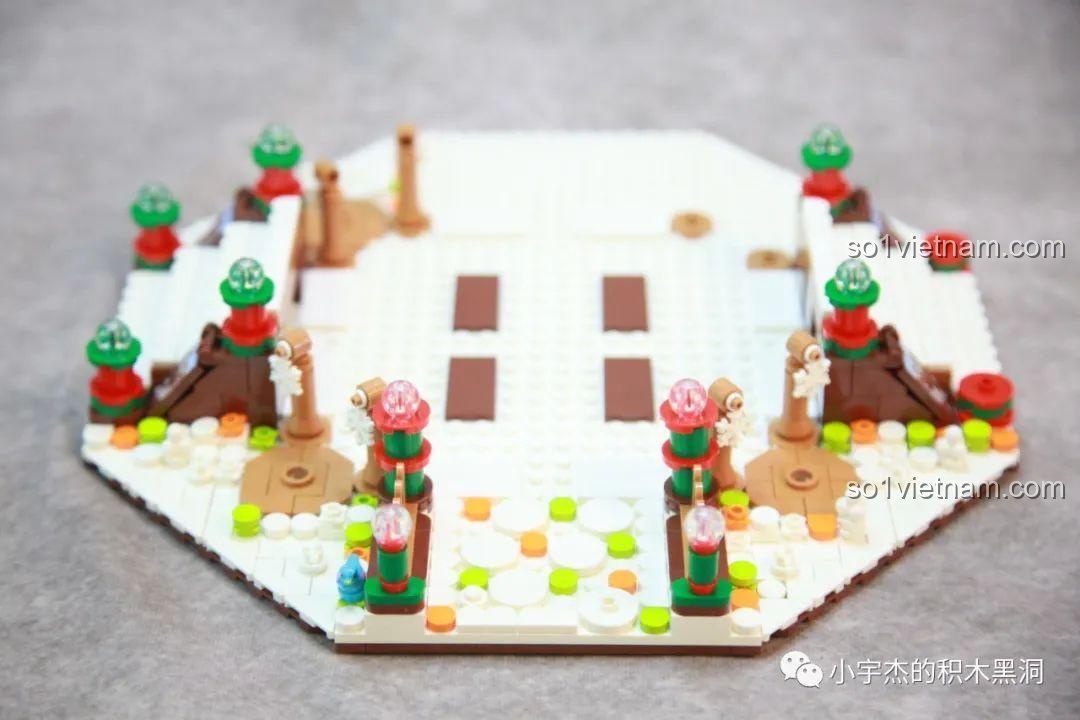 Các mảnh ghép hình vòm được in họa tiết tinh xảo, mỗi cái một kiểu, của bộ Cây Thông Giáng Sinh Nhạc Hội SEMBO 605025.