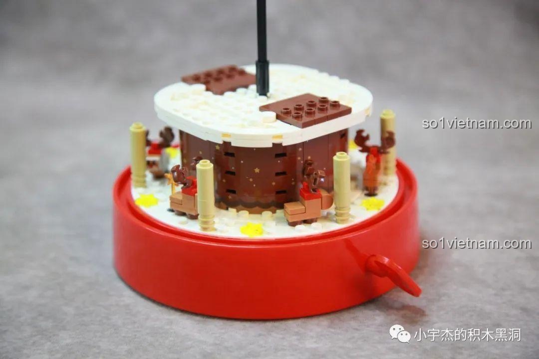 Các mảnh ghép in hình quà tặng và chi tiết Giáng Sinh nhỏ xinh của bộ Cây Thông Giáng Sinh Nhạc Hội SEMBO 605025, không có sticker.