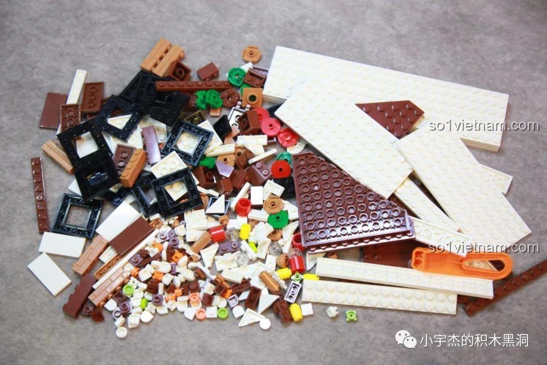 Các mảnh ghép từ túi số 1 của bộ Cây Thông Giáng Sinh Nhạc Hội SEMBO 605025 được đổ ra, sẵn sàng cho việc lắp ráp phần đế.