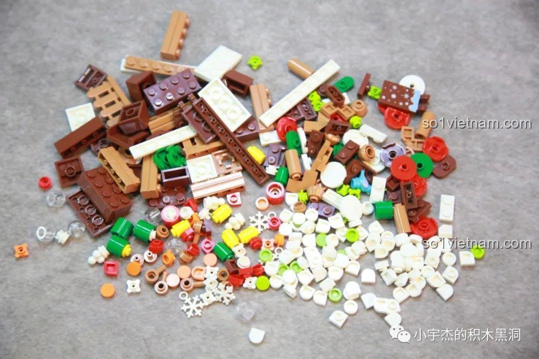 Các mảnh ghép từ túi số 2 của bộ Cây Thông Giáng Sinh Nhạc Hội SEMBO 605025 được đổ ra, với nhiều chi tiết nhỏ và màu sắc tươi sáng.