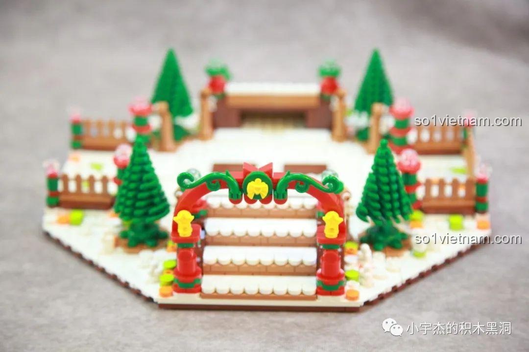 Các mảnh ghép từ túi số 4 của bộ Cây Thông Giáng Sinh Nhạc Hội SEMBO 605025 được đổ ra, sẵn sàng cho việc lắp ráp đế xoay.