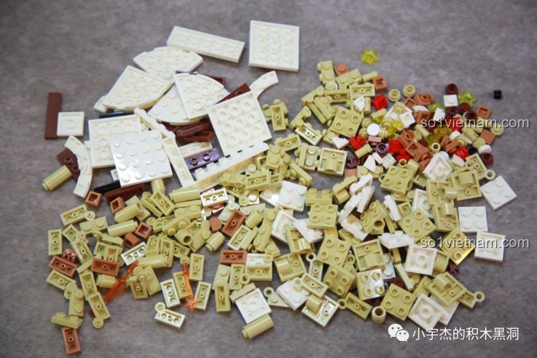 Các mảnh ghép từ túi số 5 của bộ Cây Thông Giáng Sinh Nhạc Hội SEMBO 605025 được đổ ra, với nhiều chi tiết nhỏ và màu sắc tươi sáng.