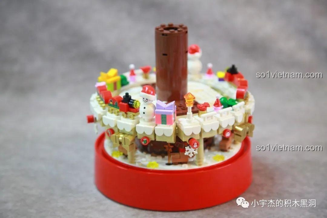 Các mảnh ghép từ túi số 6 của bộ Cây Thông Giáng Sinh Nhạc Hội SEMBO 605025 được đổ ra, với nhiều chi tiết nhỏ và màu sắc tự nhiên.