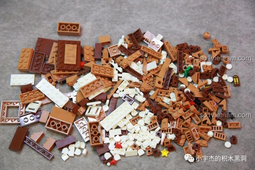 Các mảnh ghép từ túi số 7 của bộ Cây Thông Giáng Sinh Nhạc Hội SEMBO 605025 được đổ ra, với nhiều mảnh xanh lá trong suốt và chi tiết nhỏ.