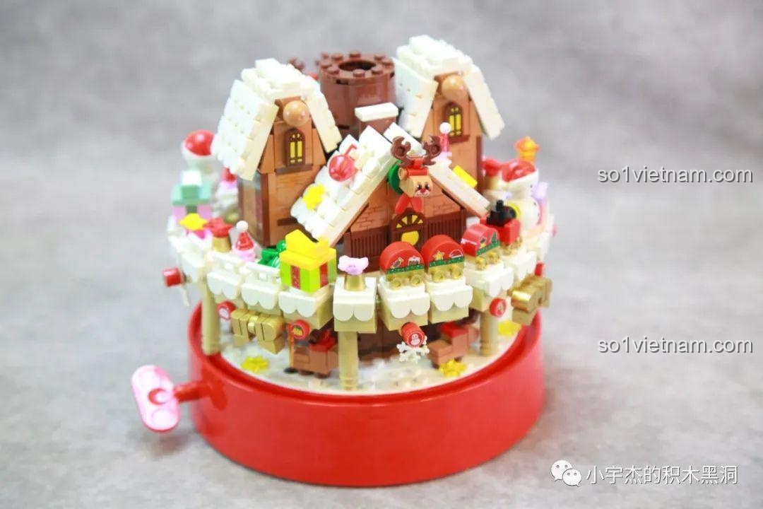 Các mảnh ghép từ túi số 8 của bộ Cây Thông Giáng Sinh Nhạc Hội SEMBO 605025 được đổ ra, với nhiều mảnh xanh lá trong suốt và chi tiết trang trí.