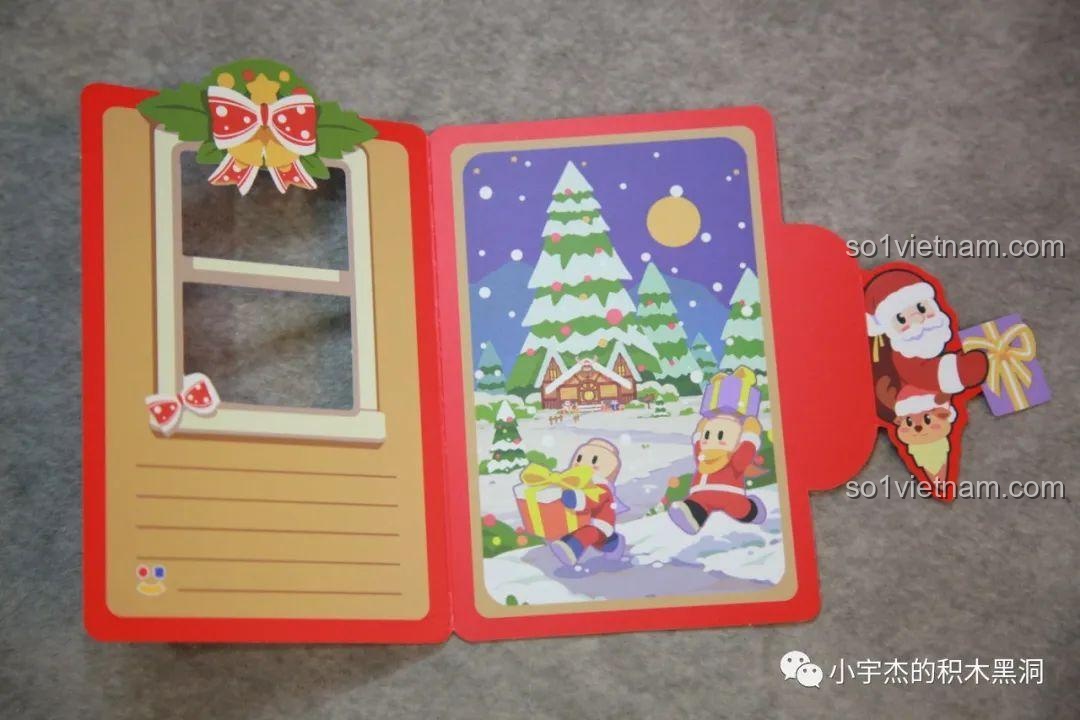 Tấm thiệp Giáng Sinh được mở ra, bên trong có không gian để viết lời chúc và hình ảnh Giáng Sinh dễ thương.