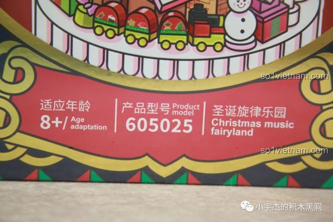 Thông tin sản phẩm trên hộp bộ lắp ráp Cây Thông Giáng Sinh Nhạc Hội SEMBO 605025, bao gồm độ tuổi 8+, mã sản phẩm 605025 và tên tiếng Anh.