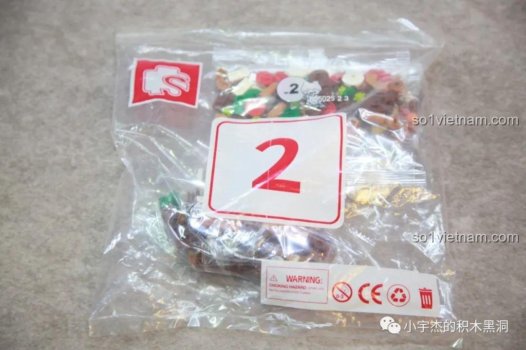 Túi mảnh ghép số 2 của bộ lắp ráp Cây Thông Giáng Sinh Nhạc Hội SEMBO 605025, chứa các mảnh ghép cho phần tiếp theo của đế.