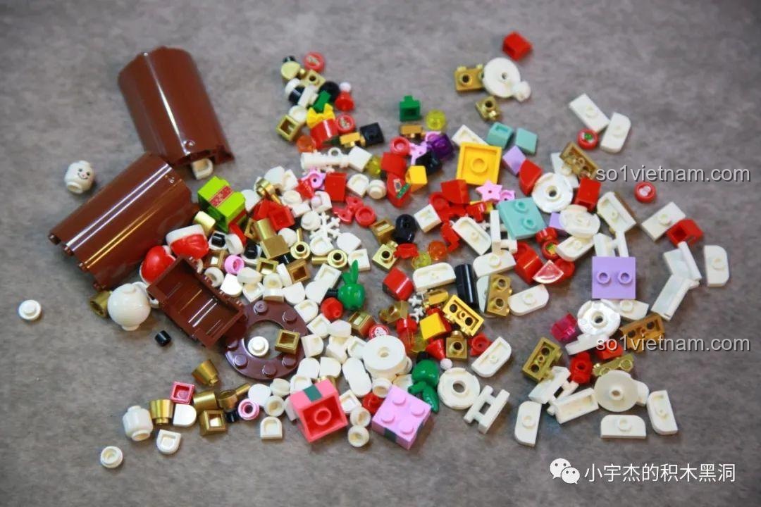 Túi mảnh ghép số 6 của bộ lắp ráp Cây Thông Giáng Sinh Nhạc Hội SEMBO 605025, chứa các mảnh ghép cho những ngôi nhà.