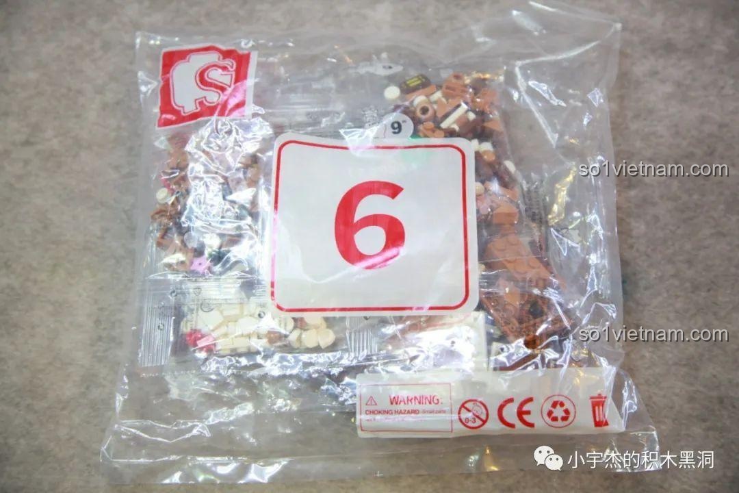 Túi mảnh ghép số 7 của bộ lắp ráp Cây Thông Giáng Sinh Nhạc Hội SEMBO 605025, chứa các mảnh ghép màu xanh lá trong suốt.