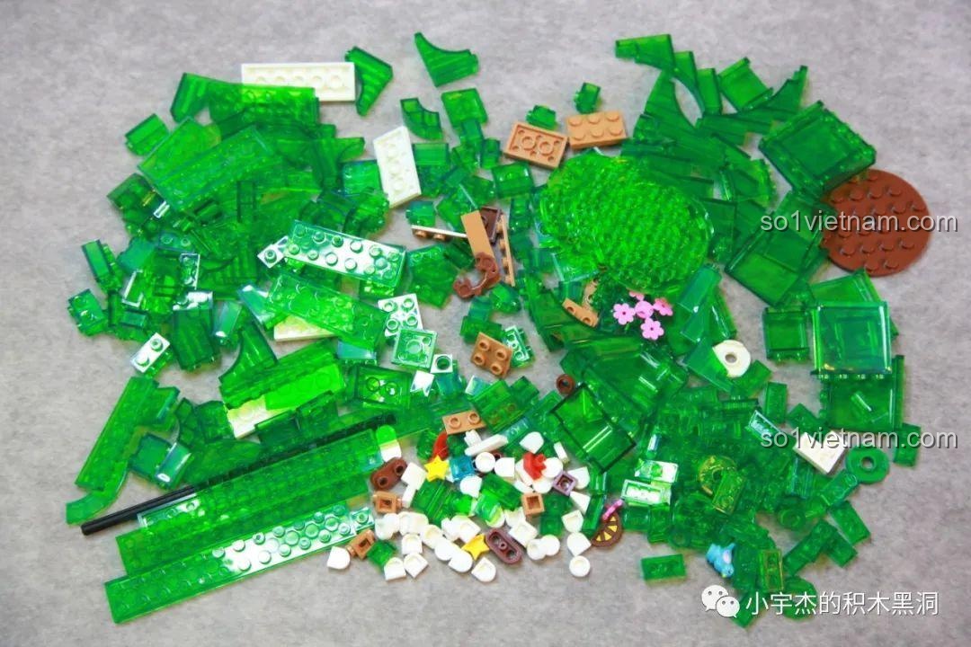 Túi mảnh ghép số 8 của bộ lắp ráp Cây Thông Giáng Sinh Nhạc Hội SEMBO 605025, chứa các mảnh ghép cho tán lá cây thông.