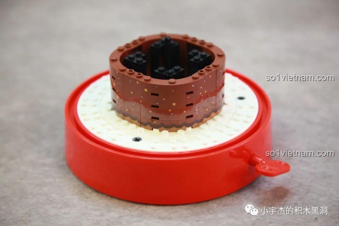 Vòng xoay phía trên của đế xoay bộ Cây Thông Giáng Sinh Nhạc Hội SEMBO 605025, với các chi tiết trang trí nhỏ.