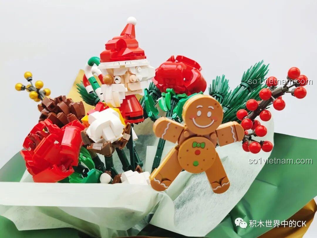 Cận cảnh chi tiết bánh gừng và các quả mọng đỏ trong bó hoa lắp ráp SEMBO 605026 Bó Hoa Giáng Sinh.