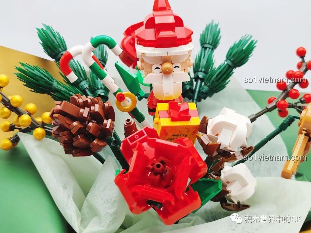 Cận cảnh các chi tiết của bó hoa lắp ráp SEMBO 605026, bao gồm ông già Noel, kẹo gậy và hoa hồng.