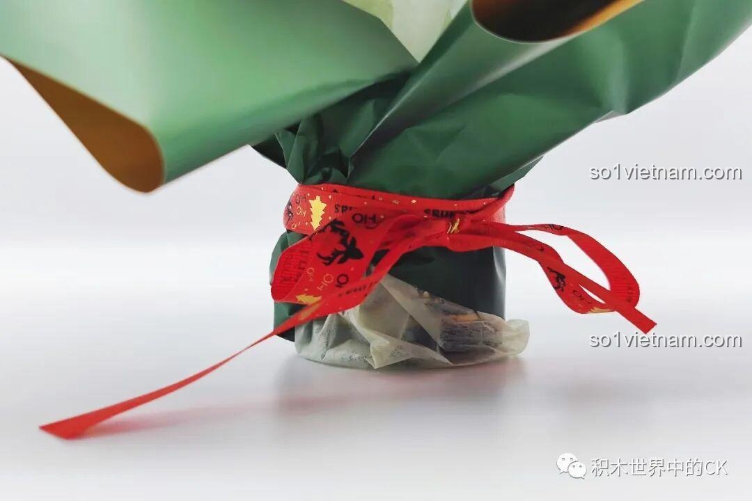 Chi tiết dây ruy băng đỏ trang trí bó hoa lắp ráp SEMBO 605026 Bó Hoa Giáng Sinh, tạo điểm nhấn lễ hội.