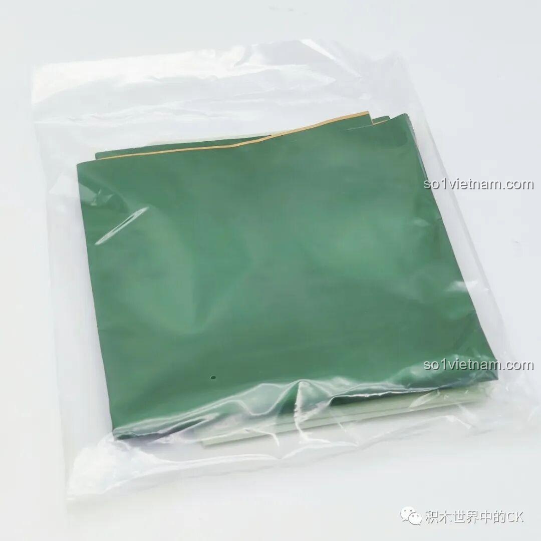 Tấm giấy gói màu xanh lá và vàng đồng đi kèm bộ lắp ráp SEMBO 605026 Bó Hoa Giáng Sinh, dùng để hoàn thiện bó hoa.