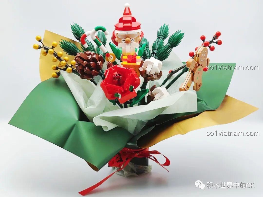 Bó hoa lắp ráp SEMBO 605026 Bó Hoa Giáng Sinh hoàn chỉnh, được gói bằng giấy xanh và vàng đồng, sẵn sàng trưng bày.