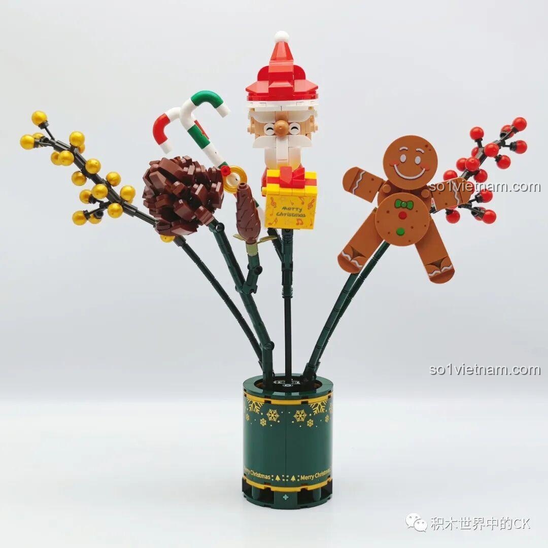 Các chi tiết như bánh gừng, quả mọng và lá thông được thêm vào bó hoa lắp ráp SEMBO 605026.