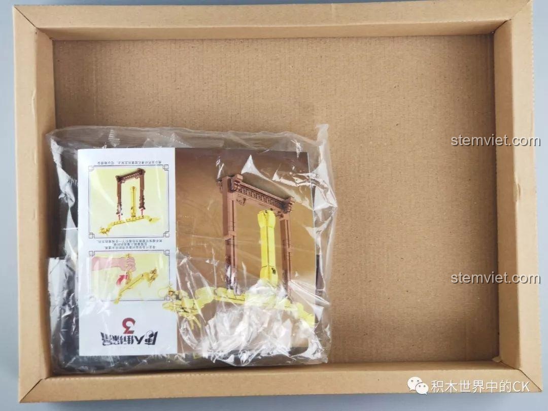 Bên trong hộp bộ lắp ráp SEMBO 605102 Tầm Long Xích Thám Tử Phố Tàu 3, các túi mảnh ghép và sách hướng dẫn, đồ chơi mô hình cho bé trai, bé gái.