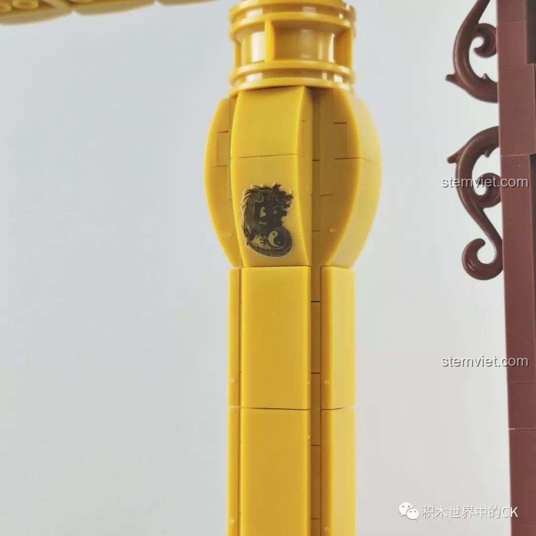 Chi tiết biểu tượng rồng trên thân Tầm Long Xích SEMBO 605102, tăng thêm vẻ bí ẩn và độc đáo cho đồ chơi mô hình.