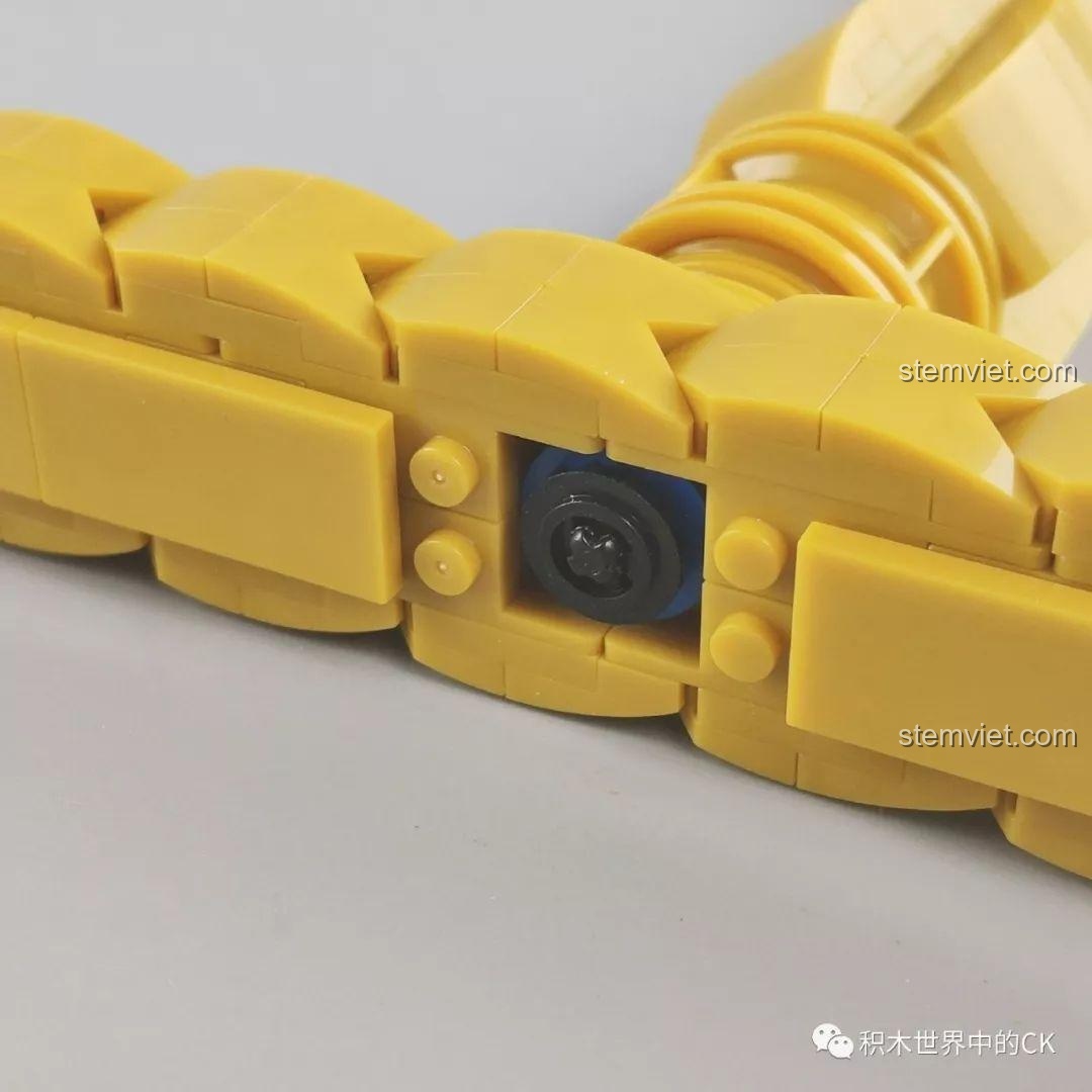 Cận cảnh chi tiết bên trong mô hình Tầm Long Xích SEMBO 605102, thể hiện sự tinh xảo trong thiết kế đồ chơi mô hình.