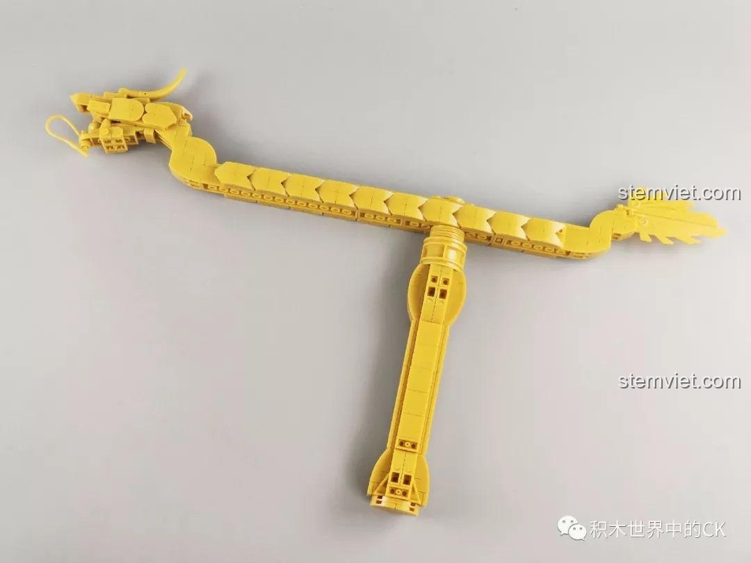 Mô hình Tầm Long Xích SEMBO 605102 đang được lắp ráp, thể hiện cấu trúc và khả năng xoay của đồ chơi mô hình, cho bé 6+.